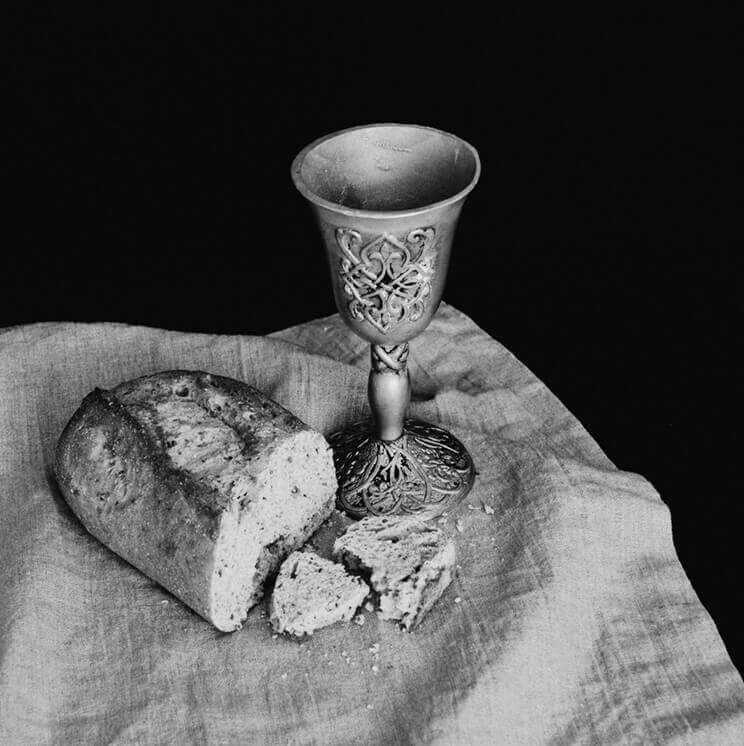 Zdjęcie kielicha i chleba